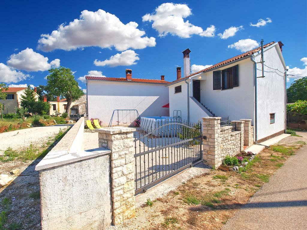 House Sandra 1430 Peresiji エクステリア 写真