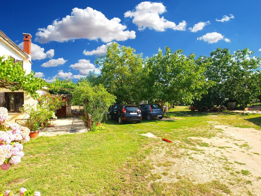 House Sandra 1430 Peresiji エクステリア 写真